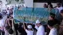 Jenazah komedian Pepeng usai disalatkan di Masjid Baiturrahman, Depok, Jawa Barat, Rabu (6/5/2015). Rencananya Pepeng akan dimakamkan di TPU Jelupang, BSD, Serpong. (Liputan6.com/Helmi Afandi)