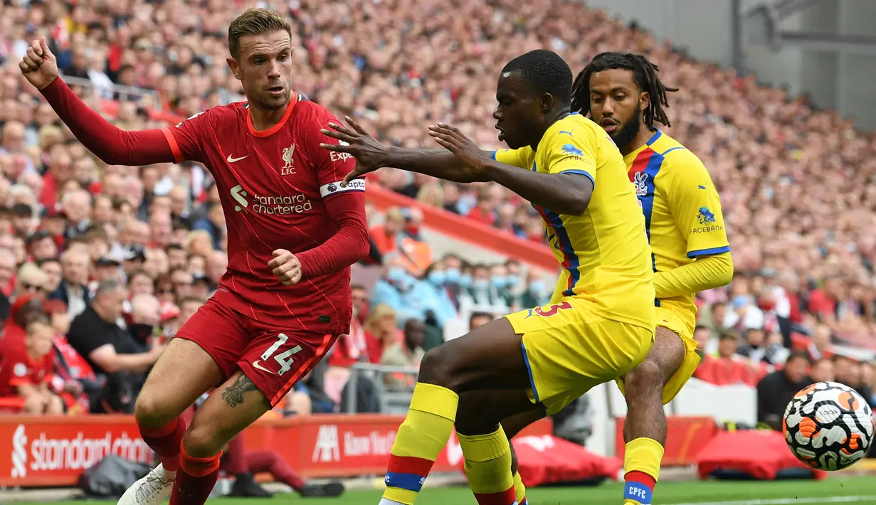 Liverpool baru memiliki peluang pada menit ke-16. Sepakan Jordan Henderson dari tiang dekat usai menerima umpan Sadio Mane masih mampu dipatahkan kiper Crystal Place, Vicente Guaita. (AFP/Paul Ellis)