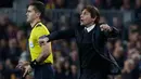 Ekspresi Antonio Conte saat menyaksikan pemainnya bertanding melawan Barcelona pada leg kedua babak 16 besar Liga Champions di stadion Camp Nou (14/3). Barcelona menang telak 3-0 atas Chelsea. (AFP Photo/Emilio Morenatti)