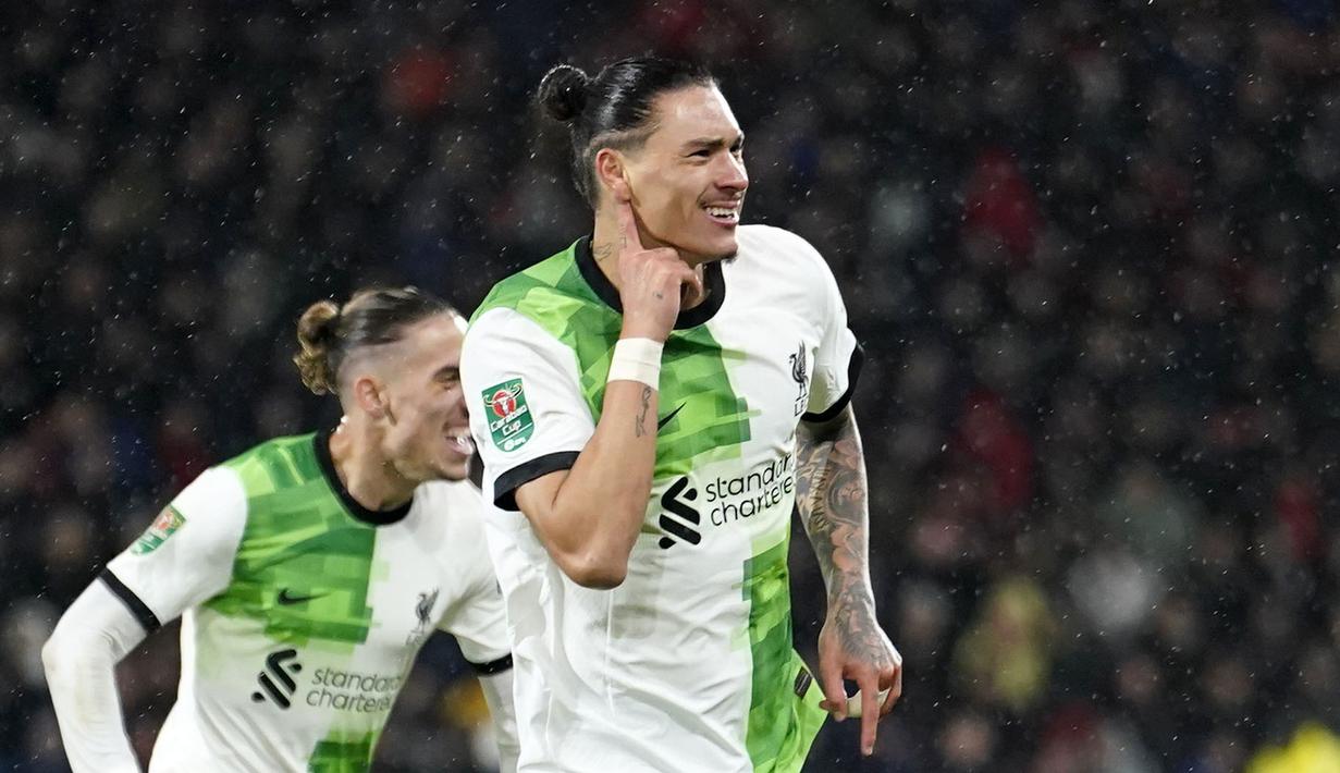 Pemain Liverpool, Darwin Nunez melakukan selebrasi setelah mencetak gol kemenangan timnya ke gawang Bournemouth pada laga 16 besar Carabao Cup 2023/2024 di Vitality Stadium, Bournemouth, Inggris, Kamis (02/11/2023) dini hari WIB. Liverpool sempat unggul memalui Cody Gakpo namun disamakan oleh Justin Kluivert. (AP Photo/Andrew Matthews)