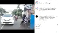 Nekat Main Ponsel Saat Berkendara, Lihat yang Dialami Pemotor Ini