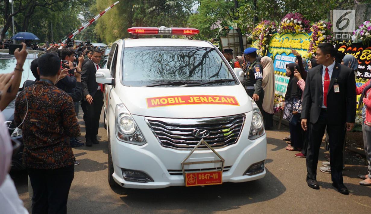 Mobil jenazah yang membawa Presiden ke-3 RI Bacharuddin Jusuf Habibie di Jalan Patra Kuningan XII/3, Jakarta, Kamis (12/9/2019). Jenazah BJ Habibie diberangkatkan ke Taman Makam Pahlawan Kalibata untuk dimakamkan. (Liputan6.com/Immanuel Antonius)