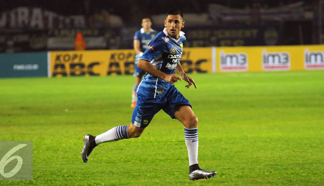 Pemain depan Persib, Juan Carlos Rodriguez Belencoso bergerak tanpa bola saat laga melawan Mitra Kukar pada Turnamen Piala Bhayangkara di Stadion Si Jalak Harupat, Bandung, Kamis (17/3/2016). Laga berakhir imbang 1-1. (Liputan6.com/Helmi Fithriansyah)