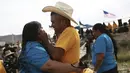 Orang-orang yang tinggal di AS berpelukan dengan orang-orang yang tinggal di Meksiko selama acara tahunan ke-10 "Hugs not Walls", di bentangan Rio Grande, di Ciudad Juarez, Meksiko, Sabtu (6/5/2023). (AP Photo/Christian Chavez)