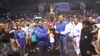 Agus Harimurti Yudhoyono (AHY) menyerahkan piala bergilir Asia Karate Championship (SBY) CUP XIV 2017 kepada Ketua Panitia SBY CUP XIV 2017 Jackson Kumaat saat acara pembukaan di Kelapa Gading, Jakarta Utara, Sabtu (25/2). (Liputan6.com/Helmi Afandi)