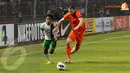 Beberapa kali penyerang Timnas Indonesia (Andik Vermansyah) merepotkan pemain belakang Belanda dalam laga yang dihelat di Stadion GBK pada 7 Juni 2013 (Liputan6.com/Helmi Fithriansyah)