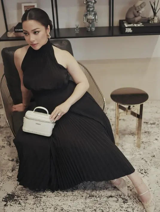 Nikita Willy juga menginspirasi dengan busana formalnya. Ia tampil dalam balutan dress bergaya halter neck dengan kesan klasik. Anting bold menambah sentuhan gaya yang begitu sempurna. [Foto: Instagram/ Nikita Willy]