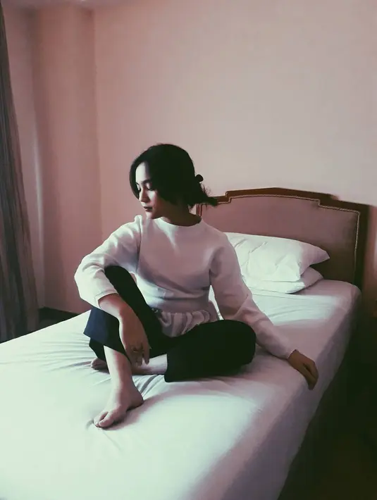 Dengan stylenya yang sederhana, Amanda tetap terlihat modis. Seperti yang satu ini, Amanda tampil dengan celana panjang hitam dan blus putih. Rambutnya yang panjang diikat dengan simple dan santai. (Instagram/auroramanda95)