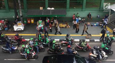 PKL dan Ojek Online Bikin Semrawut Stasiun Palmerah
