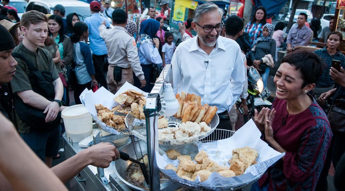 Duta Besar Inggris Moazzam Malik Jajan Gorengan di Kota Tua (Foto: Gempur M Surya/Liputan6.com)