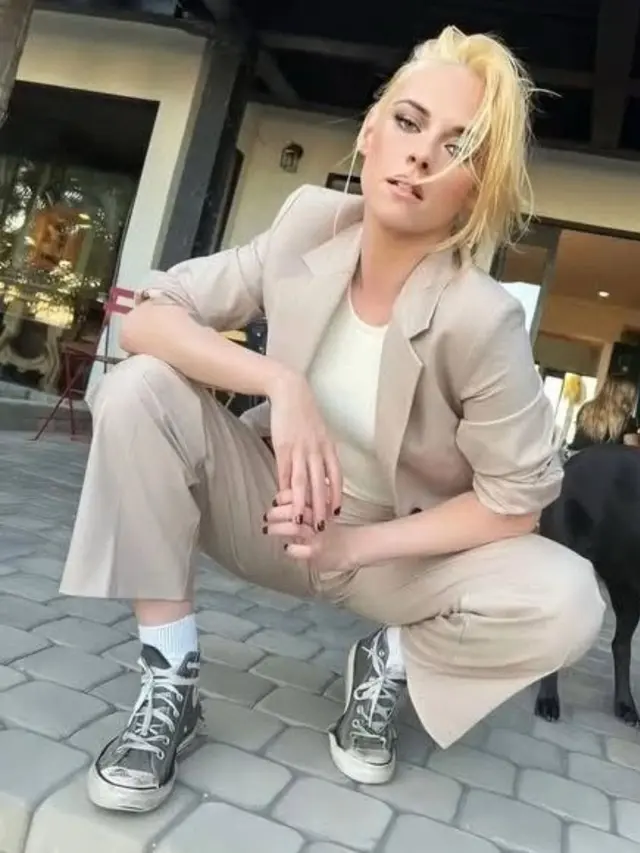 Outfit Kasual ala Kristen Stewart (Instagram/@kristen.stewart.moments)