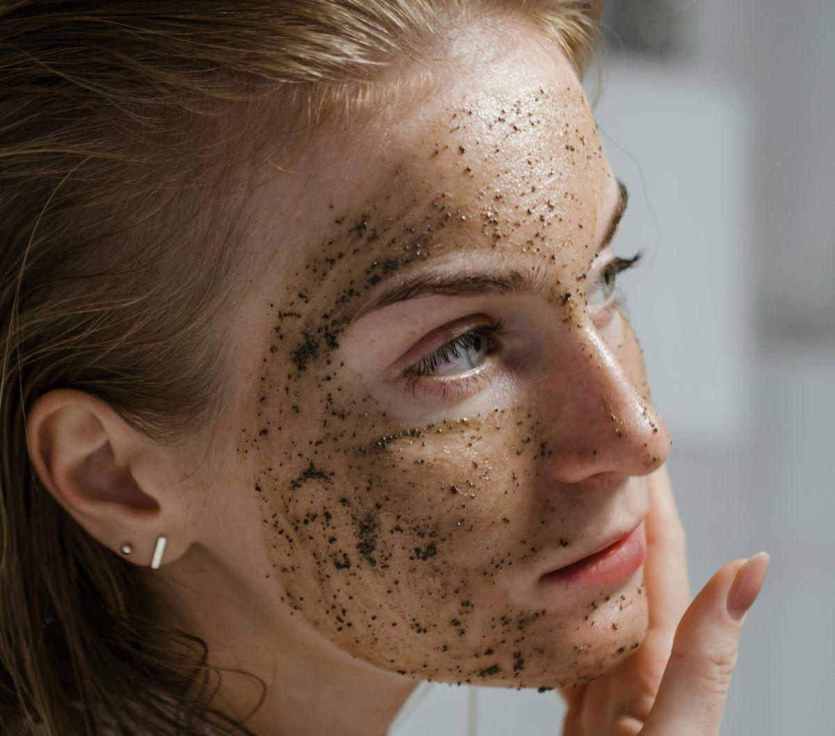 Ketika dioleskan pada kulit, antioksidan dan nutrisi dalam kopi bekerja langsung pada sel-sel kulit, memberikan sejumlah manfaat yang beragam. Berikut adalah tujuh manfaat utama masker kopi untuk kulit: