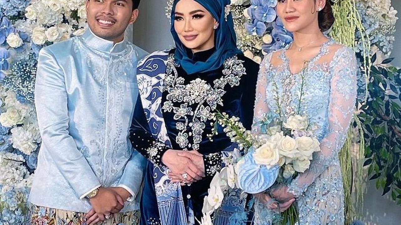 Mengenakan Baju Berwarna Biru <br>