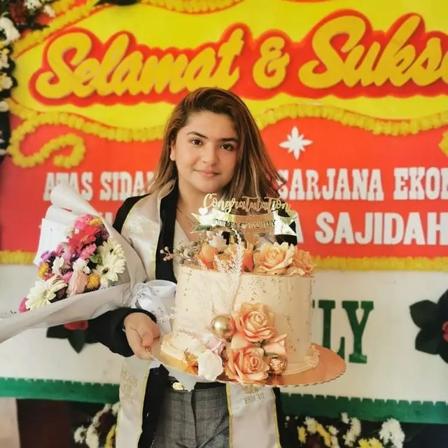 Pesona Syelfa Alhamid, Cucu Elvy Sukaesih yang Baru Saja Lulus S1 Ekonomi. (Sumber: Instagram/syelfaalhamid)