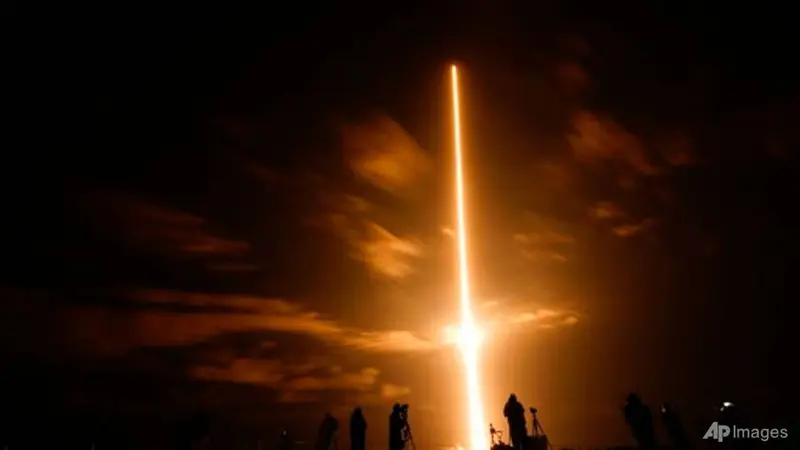 Roket SpaceX Falcon 9 dengan kapsul luar angkasa Crew Dragon lepas landas dari pad 39A di Kennedy Space Center pada 23 April 2021 di Cape Canaveral, Florida.