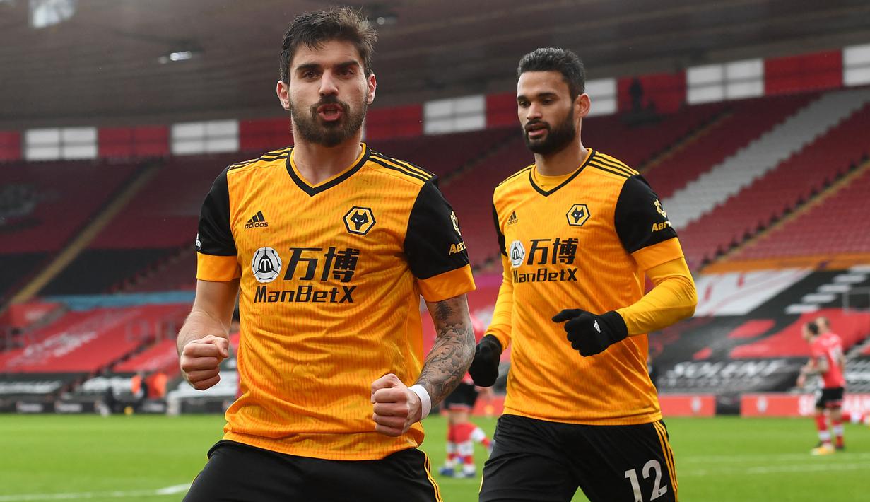Ruben Neves sedang dalam performa yang luar biasa musim ini bersama Wolves. Kehadirannya di jantung lapangan telah membantu dalam mendikte tempo permainan. Dengan lima laga berikutnya yang relatif mudah, Ruben Neves diharapkan mampu membawa Wolves ke posisi empat besar. (AFP/Pool/Andy Rain)