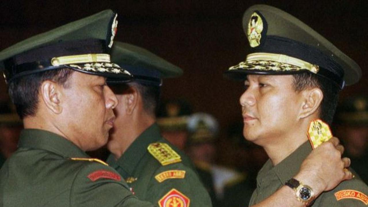 Momen ketika pangkat bintang 3 milik Prabowo Subianto dicopot oleh Panglima Angkatan Bersenjata Republik Indonesia (ABRI) Jenderal Wiranto pada 22 Mei 1998. Ini menjadi momentum berakhirnya karir Prabowo sebagai Panglima Kostrad TNI AD dengan pangkat Letn
