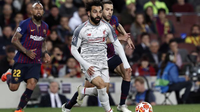 Aksi Mohamed Salah saat melawan Barcelona di Camp Nou. (AP Photo/Joan Monfort)