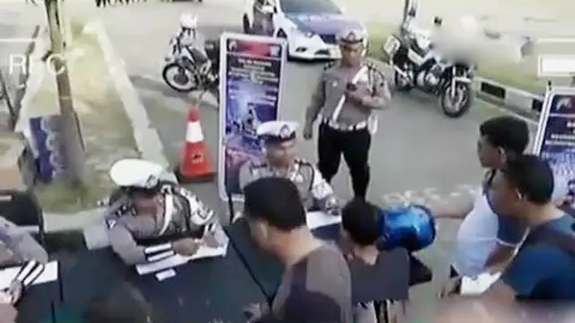 VIDEO: Polisi Brebes 'Jadi Patung' Saat Operasi Zebra Candi 2016