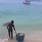 Seorang wanita terekam kamera sedang membuang sampah ke laut. Foto: (Screenshoot)