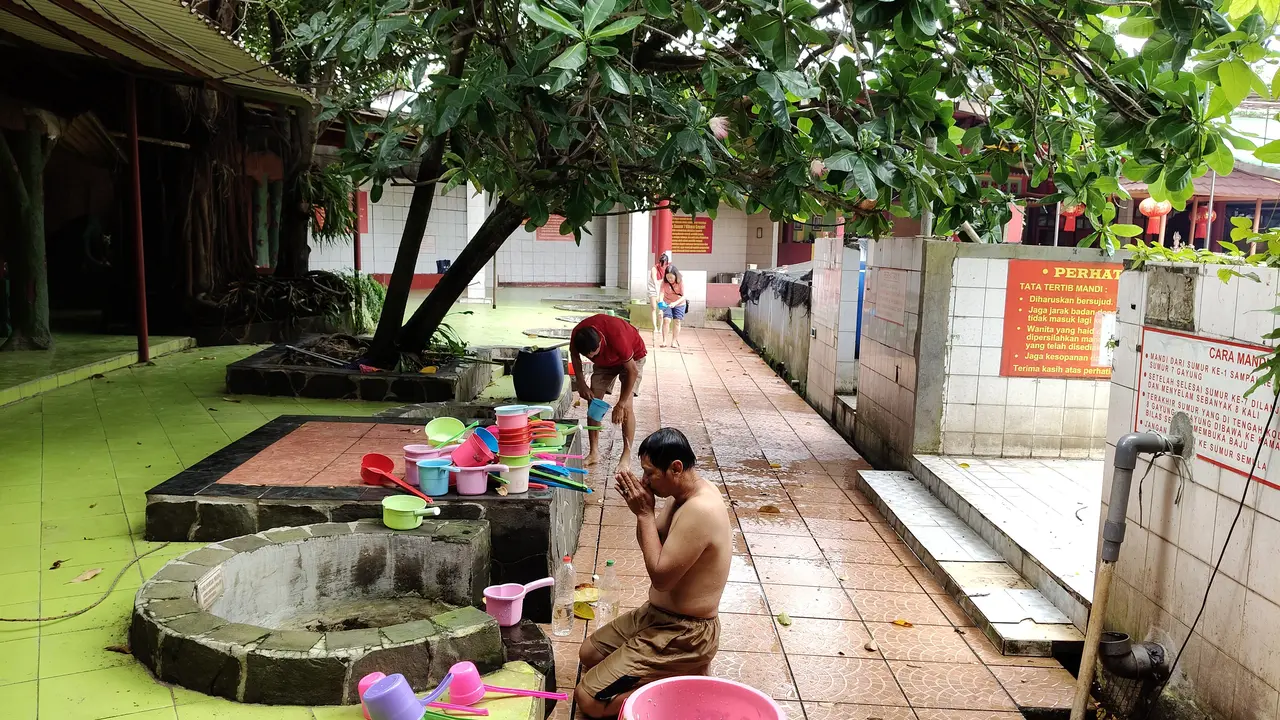 Tujuh Sumur Vihara Gayatri, Ritual Pembersihan Diri yang Terbuka untuk Semua Umat