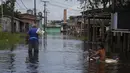 <p>Seorang anak laki-laki menggunakan pintu lemari es untuk mengapung di seberang jalan yang dibanjiri oleh naiknya sungai Negro di Iranduba, negara bagian Amazonas, Brasil, Senin (23/5/2022). Wilayah Amazon sedang dilanda banjir dengan 35 kotamadya yang menghadapi salah satu banjir terburuk mereka dalam beberapa tahun dan permukaan air diperkirakan akan meningkat selama beberapa bulan mendatang. (AP Photo/Edmar Barros)</p>