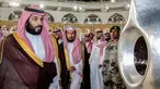 Putra Mahkota Arab Saudi Mohammed bin Salman mendekati Hajar Aswad saat meninjau Masjidil Haram di Mekah, Arab Saudi, Selasa (12/2). Kerajaan Arab Saudi berencana memperluas Masjidil Haram. (BANDAR AL-JALOUD/SAUDI ROYAL PALACE/AFP)