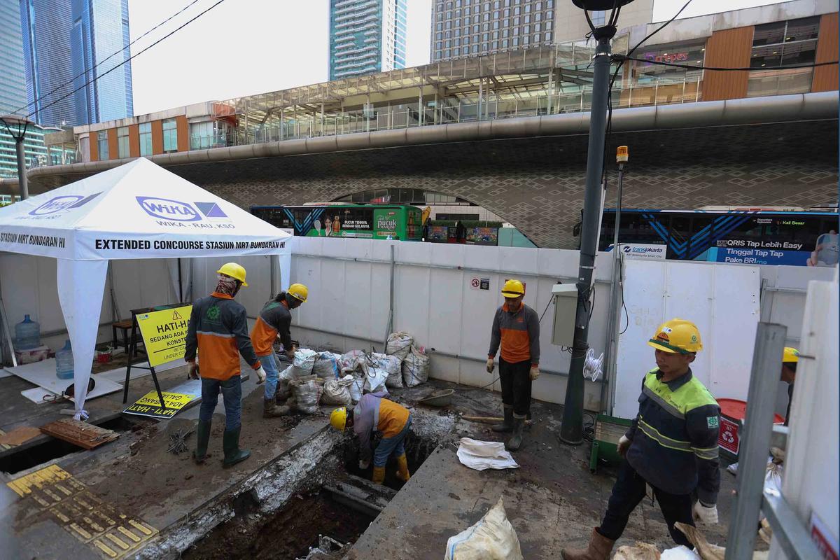 FOTO: Revitalisasi Stasiun MRT Bundaran HI Ubah Sementara Tata Trotoar Jalan Thamrin