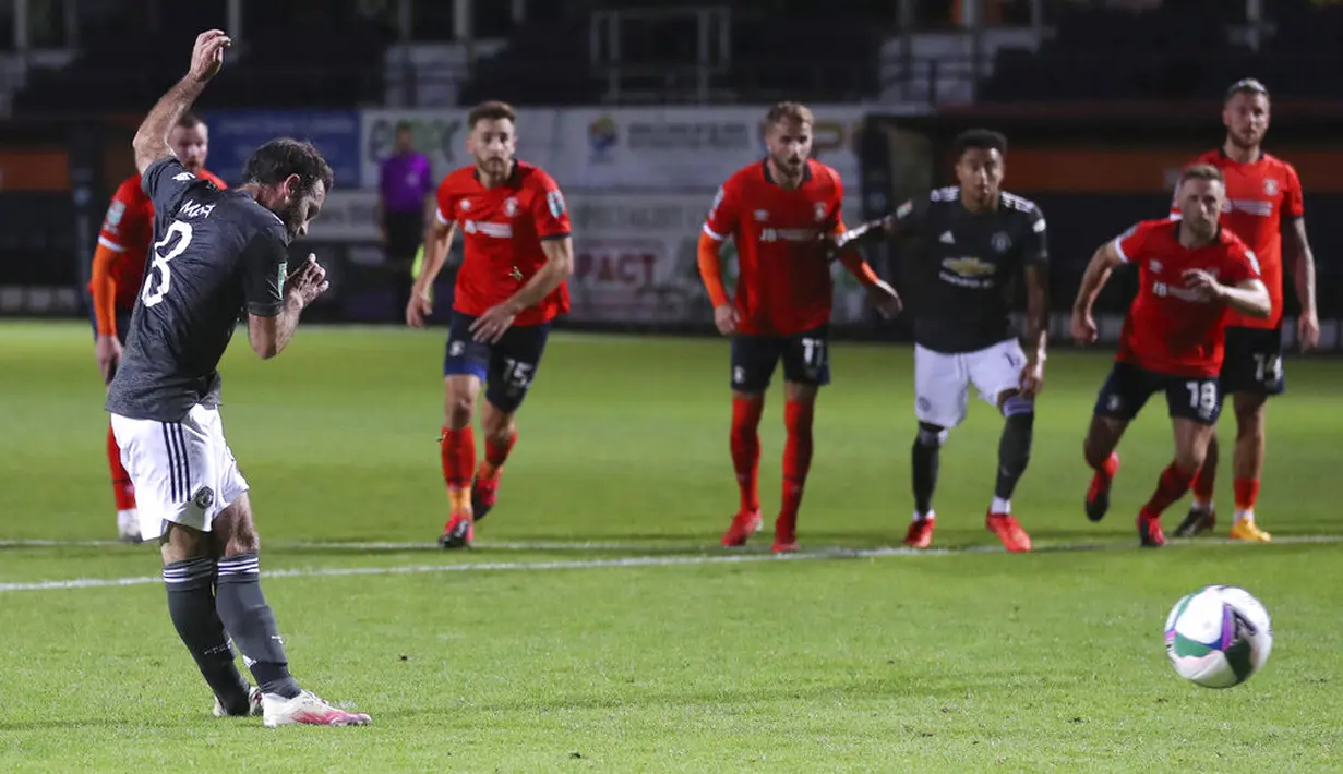 Gelandang Manchester United, Juan Mata, melepaskan tendangan penalti saat melawan Luton Town pada Piala Liga Inggris di Stadion Kenilworth Road, Rabu (23/9/2020). Setan Merah menang dengan skor 3-0. (Nick Potts/Pool via AP)