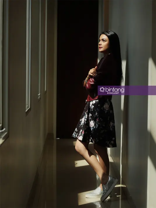 "Sempat parno sih dan beberapa hal aku pertimbangkan dulu sebelum mulai syuting. Tapi pas jalani ini, merupakan pengalaman terbaik, beda banget cara kerjanya dengan drama. Lebih rileks dan banyak improvisasi," Lanjutnya. (Bambang E. Ros/Bintang.com) 