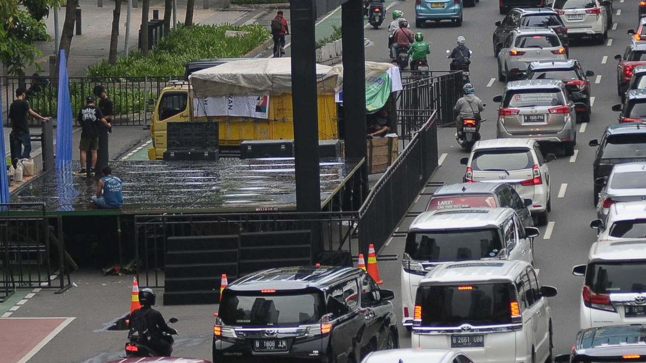 FOTO: Panggung Hiburan Malam Muda Mudi Tahun Baru 2024 Mulai Dibangun di Kawasan Sudirman-Thamrin