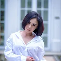 Gaya ikonis dari Yuni Shara memang adalah rambut pendeknya. Dengan gaya bob yang bisa membingkai wajahnya dengan sangat baik, Yuni Shara tak pernah kelihatan menua sedikit pun, dengan usia yang sebenarnya sudah tak muda lagi. Foto: Instagram.