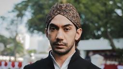 "Raden Mas di Istana," tulis Hagai Pakan dengan menyertakan sejumlah potret Reza Rahadian di Istana Merdeka. (Instagram/hagaipakan)