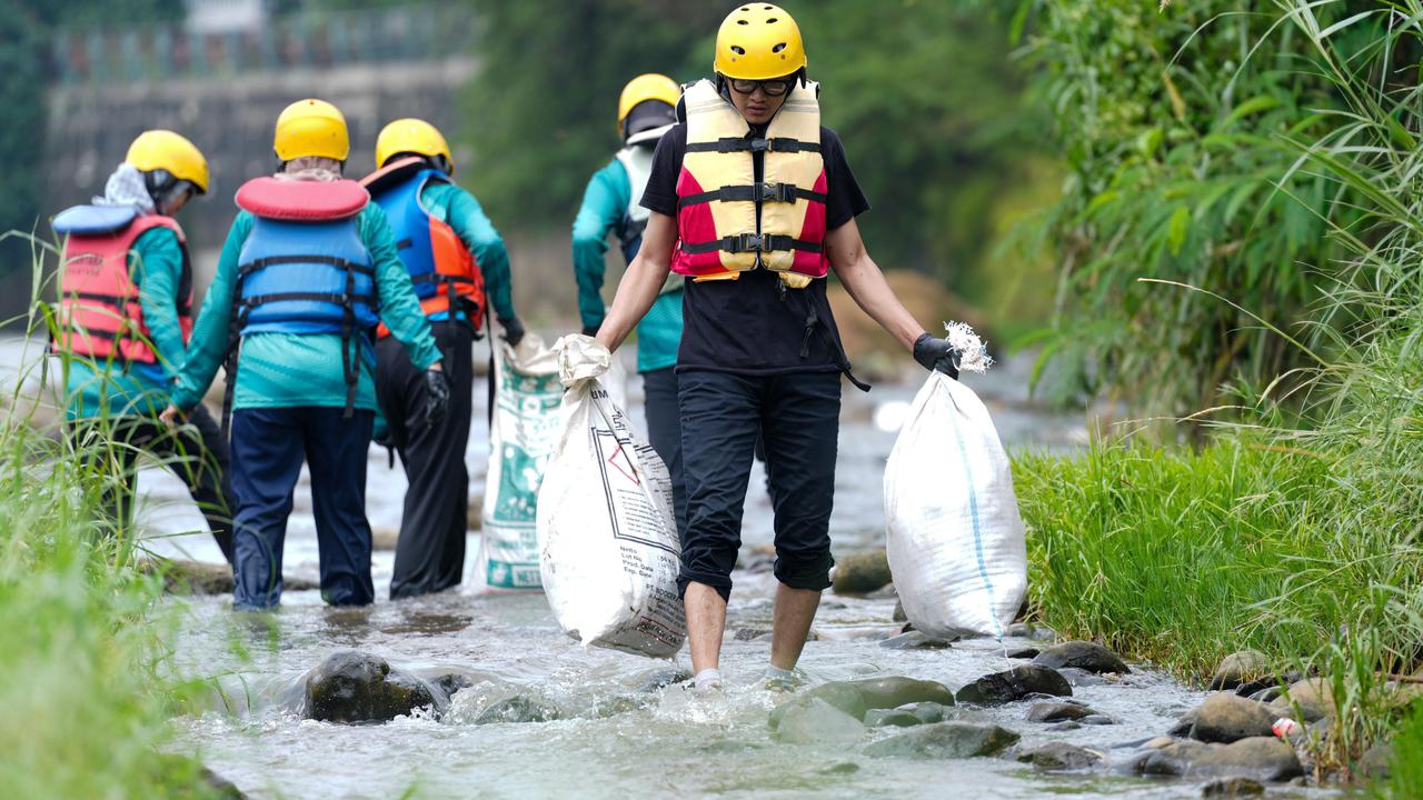 Aksi Angkat 670 Kg Sampah dari Sungai Ciliwung di Peringatan Hari Bumi 2026
