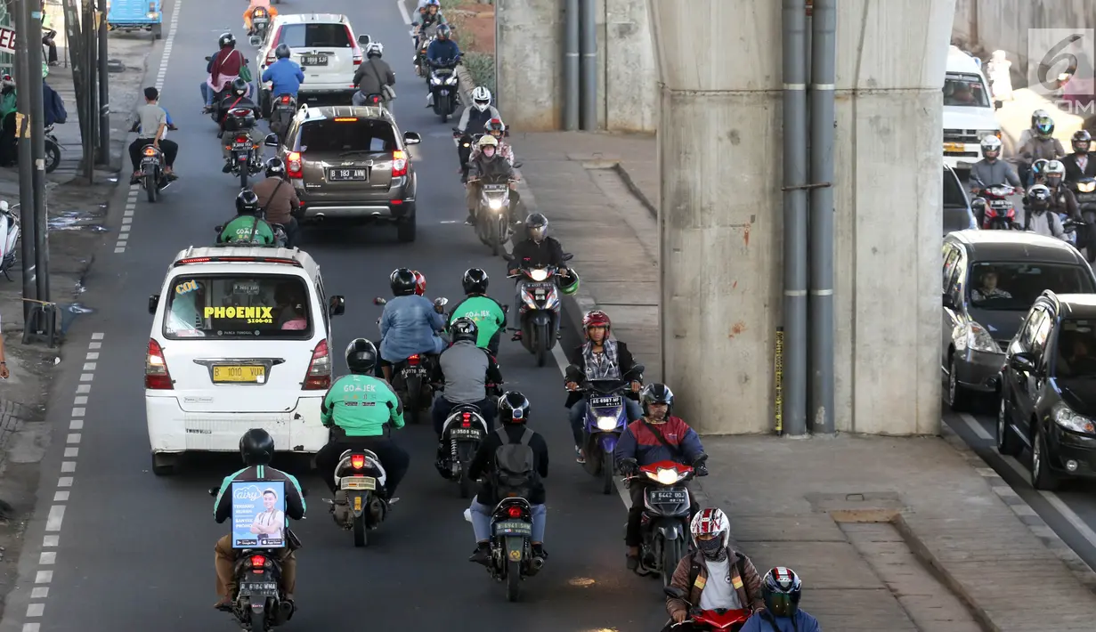 Sejumlah pengendara sepeda motor melawan arus lalu lintas di Jalan Ciledug Raya, Jakarta, Kamis (5/4). Perilaku kurang disiplin pengendara motor ini kerapkali menjadi salah satu penyebab kemacetan dan kecelakaan di jalan raya. (Liputan6.com/Arya Manggala)