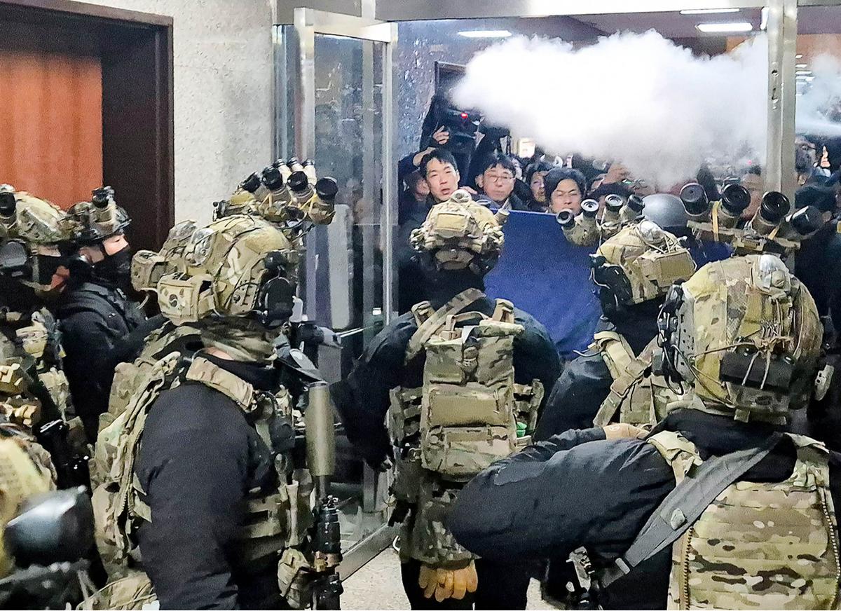 Demonstrasi Warga Menuntut Presiden Yoon  Mencabut Darurat Militer di Korsel