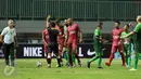 Pemain PSM Makassar melakukan protes kepada wasit saat laga melawan PS TNI di lanjutan LIga 1 Indonesia di Stadion Pakansari, Cibinong, Kab Bogor, Senin (15/5). PS TNI unggul 2-1 atas PSM Makassar. (Liputan6.com/Helmi Fithriansyah)