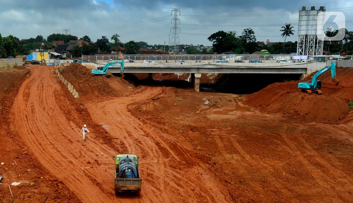 Pekerja beraktivitas di lokasi proyek jalan Tol Cinere-Jagorawi (Cijago) Seksi 3B yang menghubungkan Cinere-Serpong  di kawasan Limo, Depok, Kamis (9/3/2023). Jalan Tol Serpong-Cinere merupakan bagian dari enam ruas Jalan Tol Jakarta Outer Ring Road (JORR II). (merdeka.com/Arie Basuki)