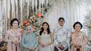 Di acara siraman Erina, kedua saudara perempuannya memakai kebaya kutubaru klasik motif floral yang dipadukan dengan kain batik. [@morden.co]