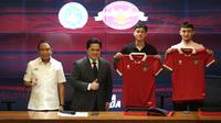 Ketua Umum PSSI, Erick Thohir (kedua kiri) dan ketua umum PSSI, Zainudin Amalai berfoto bersama dengan pemain naturalisasi Ivar Jenner (kanan) dan Rafael Struijk saat konferensi pers menjelang laga FIFA Matchday antara Timnas Indonesia melawan Argentina di Stadion Utama Gelora Bung Karno (SUGBK), Jakarta, Rabu (24/05/2023). (Bola.com/Bagaskara Lazuardi)