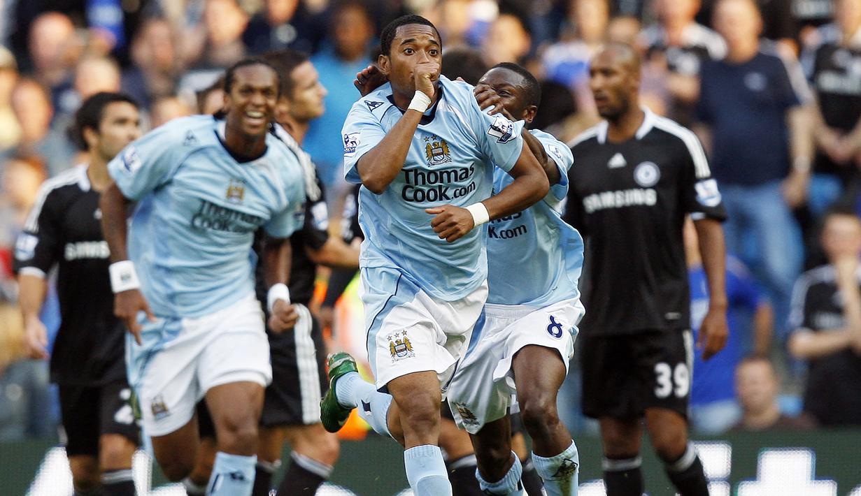 Robinho. Striker berusia 31 tahun yang telah pensiun pada Oktober 2020 besama Santos FC ini tercatat pernah berkompetisi di Liga Inggris bersama Manchester City selama dua musim mulai 2008/2009 hingga 2009/2010. Pada musim pertamanya ia mampu mencetak 14 gol. Sementara pada musim terakhirnya ia gagal meyumbang satu gol pun dan sempat dipinjamkan ke Santos FC. (AFP/Adrian Dennis)