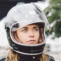 Ilustrasi memakai helm. (Photo by Kevin Wolf on Unsplash)