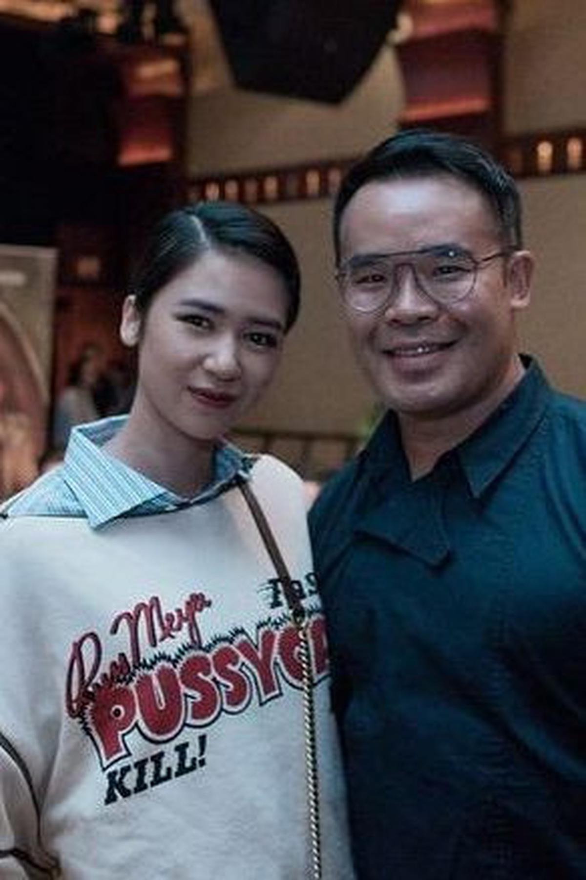Laura dan Leo, pasangan yang telah menikah selama 12 tahun, menjaga hubungan mereka dari gosip negatif dan hidup dengan damai.