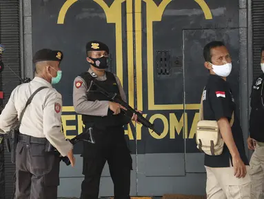 Petugas kepolisian berjaga di pintu masuk utama Lapas Kelas I Tangerang, Banten, Rabu (8/9/2021). Kebakaran Lapas Kelas I Tangerang yang terjadi pada pukul 02.00 dinihari tadi di blok C2 menyebabkan 41 orang tewas, 8 orang luka berat, dan 72 luka ringan.  (AP Photo/Tatan Syuflana)