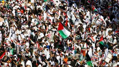 Para pengunjuk rasa berkumpul di Lapangan Tahrir selama demonstrasi anti-Israel di Baghdad pada 13 Oktober 2023. (Ahmad Al-rubaye/AFP)