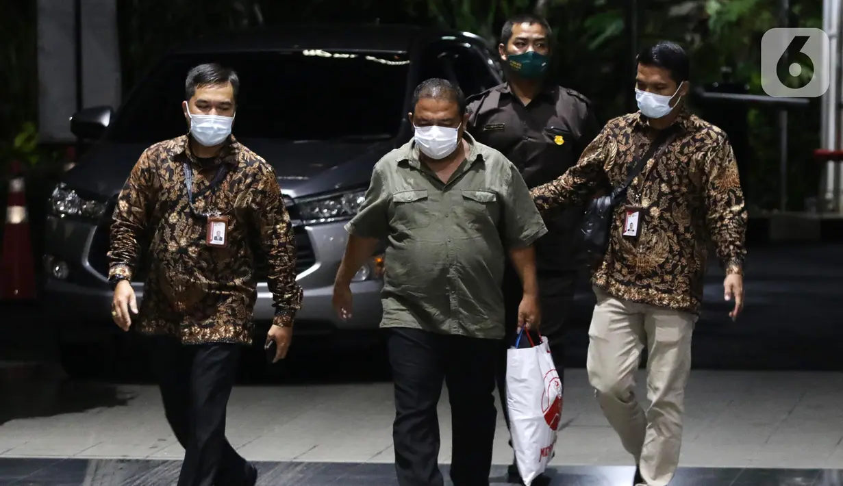 Bupati Langkat Sumatera Utara, Terbit Rencana Perangin Angin (kedua kiri) saat tiba di Gedung KPK, Jakarta, Rabu (19/1/2022). Terbit Rencana Perangin Angin akan menjalani pemeriksaan lebih lanjut usai terkena OTT KPK pada Selasa (18/1/2022) malam. (Liputan6.com/Helmi Fithriansyah)