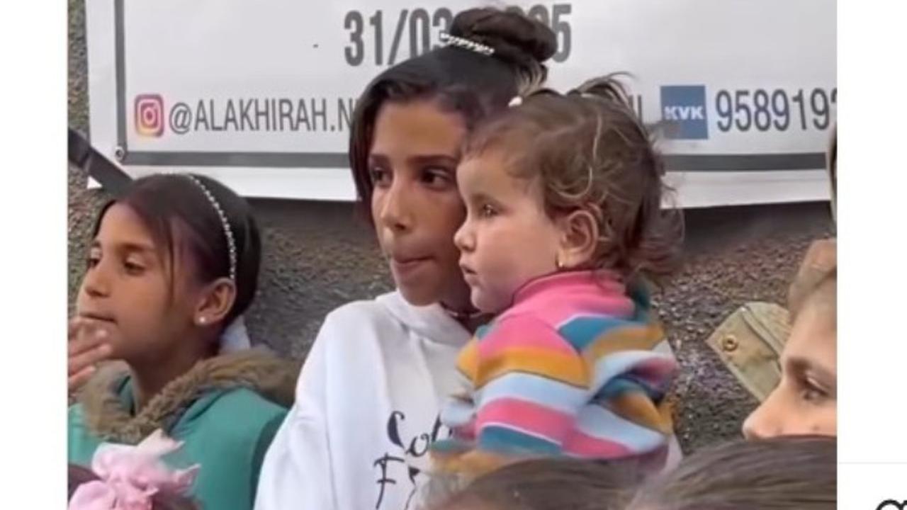 Ragnar Oratmangoen Beri Bantuan untuk Anak-Anak Gaza Palestina di Momen Lebaran 2025.  foto: (dok.Instagram @0ratmangoen/https://www.instagram.com/reel/DH6O3k8tyzh/Henry)