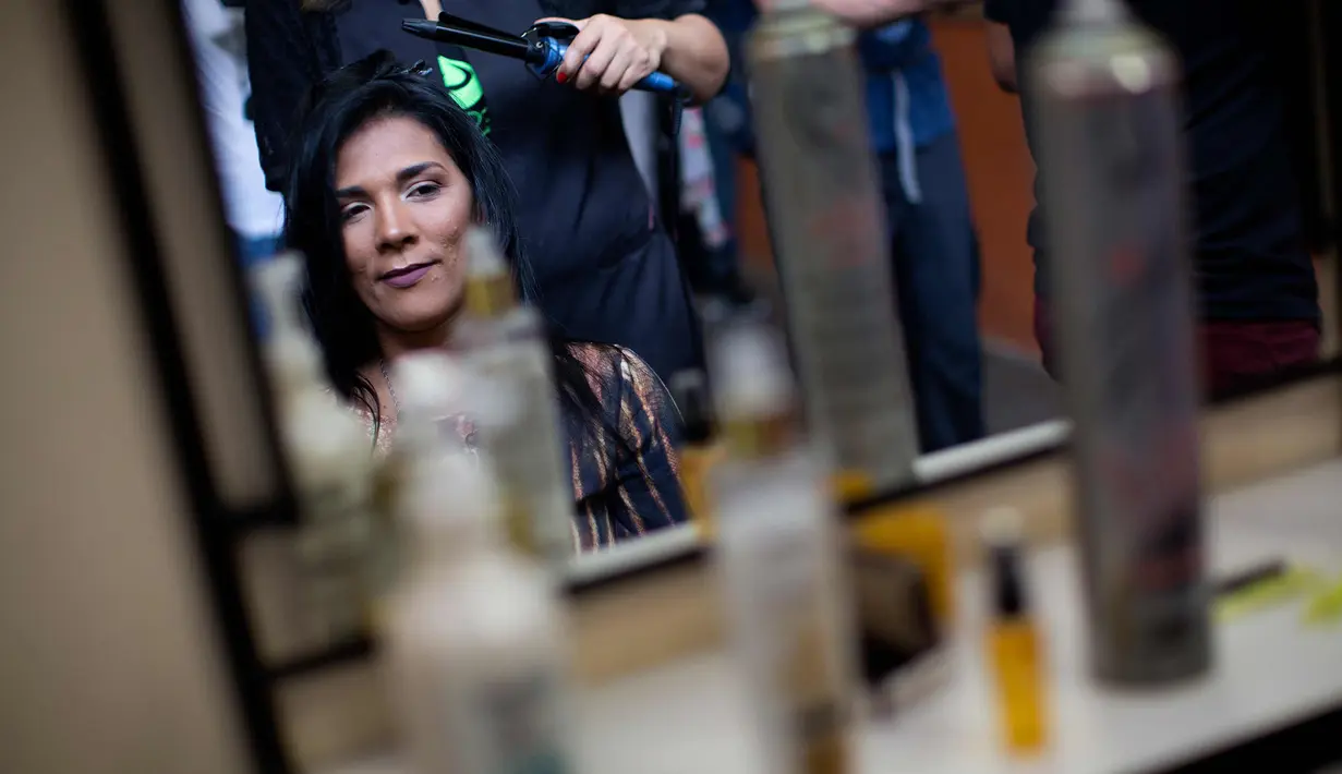 Narapidana wanita saat dirias selama kontes kecantikan tahunan di penjara Talavera Bruce, Brasil, (23/11). Kontes ini untuk mendorong harga diri, melawan kemalasan dan mempromosikan integrasi di kalangan wanita tahanan. (AP Photo/Silvia Izquierdo)