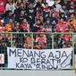 Suporter Persija Jakarta memasang spanduk saat pertandingan melawan PSIS Semarang pada laga Liga 1 di Stadion Patriot, Bekasi, Minggu (15/9). Pemasangan spanduk tersebut merupakan protes atas hasil buruk Persija di Liga 1 Indonesia (Bola.com/M Iqbal Ichsan)