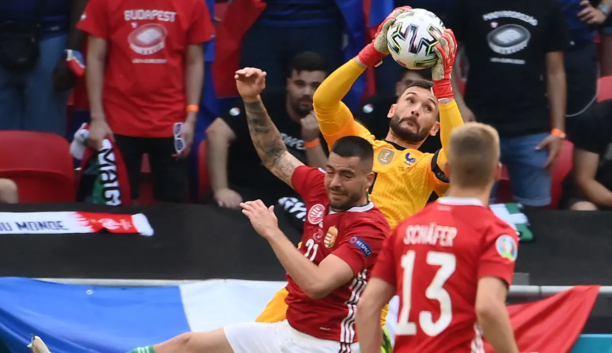 Hongaria tak mau tinggal diam. Mereka tercatat bebrapa kali melakukan serangan ke gawang Prancis, namun bola masih tersangkut di Hugo Lloris. (Foto: AFP/Franck Fife)